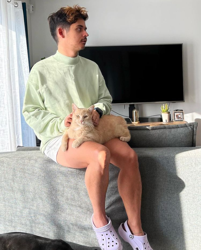 Noholito assis avec son chat