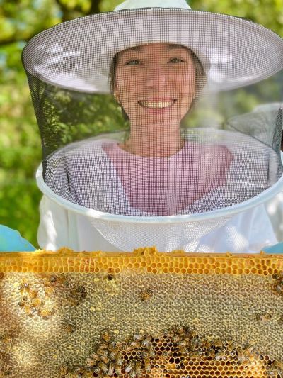 Apithérapie : Solène de Zoomalia récolte le miel chez Abeilles et Compagnie