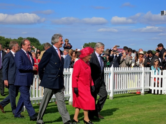 Queen Élizabeth II à une coupe de polo en Angleterre