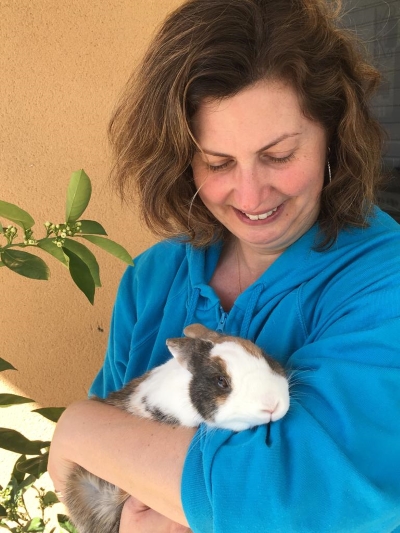 DIY Lapin et puces : Céline de Zoomalia avec son lapin nain Woody dans les bras