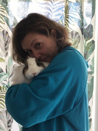 Céline de Zoomalia avec son lapin nain Frimousse dans les bras