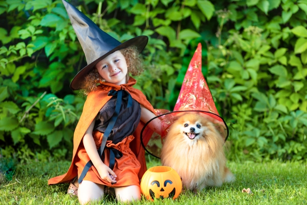 Petite fille déguisée avec son chien pour Halloween : DIY Bonbons Halloween pour chien