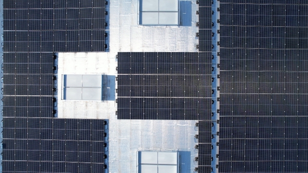 Toiture ZOOMALIA : 4 000 m² de panneaux solaires