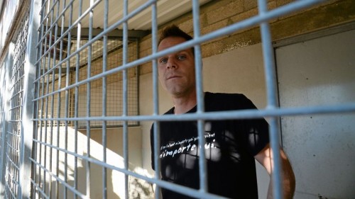 Rémi Gaillard enfermé dans une cage de la SPA